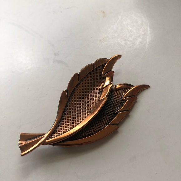 Copper Tone Leaf Brooch - Picture 7 of 8